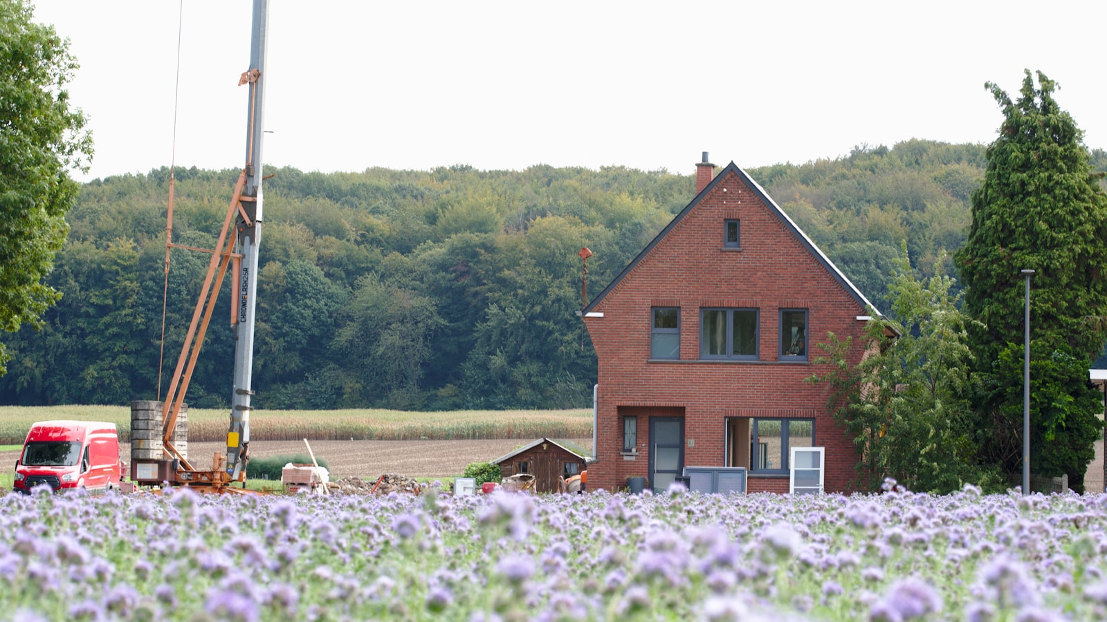 Maison clé sur porte moderne en Belgique entourée d'arbres